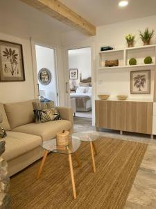 a living room with a couch and a table at Moderno apartamento con jardín in Santa María La Mayor del Rosario