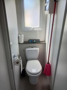 un piccolo bagno con servizi igienici e finestra di Mobil-home FO 30 à VIAS a Vias