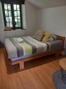 uma cama num quarto com uma moldura de madeira em Vue sur le port de Dinan em Dinan