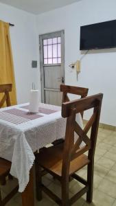 una habitación con una mesa y una silla y un televisor en Italia apart departamentos por día con cochera opcional, en Corrientes 33 fotos más