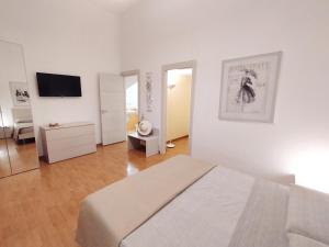 Televízia a/alebo spoločenská miestnosť v ubytovaní Alcamo Rooms con garage privato