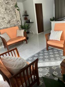 sala de estar con 2 sillas y sofá en ARNAS HOME, en San Andrés