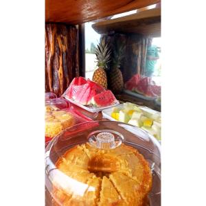 uma mesa com uma tarte e outros alimentos em Pousada Santo Amaro em Santo Amaro