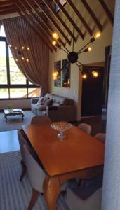 ein Wohnzimmer mit einem Tisch und einem Sofa in der Unterkunft Casa em Bom Jardim da Serra in Bom Jardim da Serra