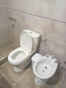 łazienka z toaletą i umywalką w obiekcie Departamento de 2 amb. en Lomas Centro con terraza w mieście Lomas de Zamora