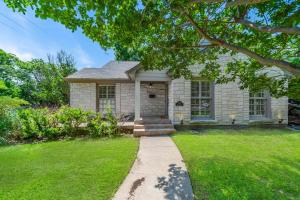 una casa de ladrillo blanco con un patio de hierba en Sunset House - Luxury Pool and Hot Tub Retreat en Dallas