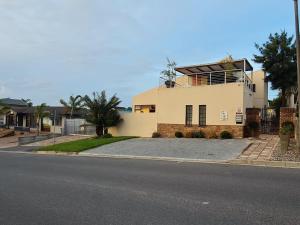 una casa al lado de una calle en Walters Lane Economy Apartment 1 - No Loadshedding en Ciudad del Cabo
