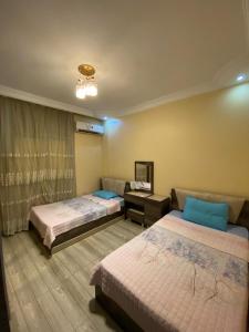 Postel nebo postele na pokoji v ubytování Modern-Chic Property for renting in Sheikh Zayed N2 - شقة أرضي بمدخل خاص- الشيخ زايد Family only