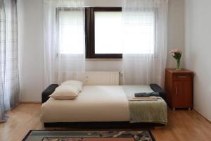 a bedroom with a bed and a window at Mieszkanie Warszawa 3 in Warsaw