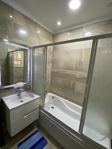 Koupelna v ubytování Modern-Chic Property for renting in Sheikh Zayed N2 - شقة أرضي بمدخل خاص- الشيخ زايد Family only + 27 fotografií