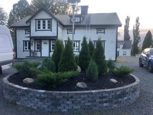 una casa con una pared de retención delante de ella en Villa Kipakka, en Kihniö