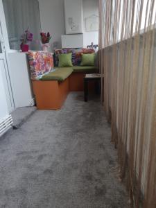 Hellen Apartament في تارغوفيست: غرفة معيشة مع أريكة في الزاوية