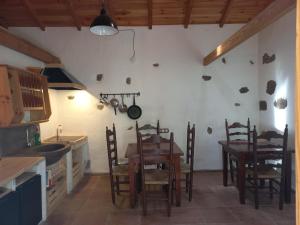 uma cozinha com mesa e cadeiras num quarto em Casa Rural Chamorga em Santa Cruz de Tenerife