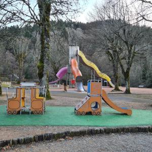 - une aire de jeux avec 2 toboggans et un équipement de jeux dans l'établissement Villa Bella à 300 m du Parc Fenestre, à La Bourboule