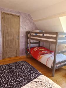 - une chambre avec 2 lits superposés et un tapis dans l'établissement Villa Bella à 300 m du Parc Fenestre, à La Bourboule