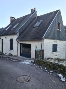 une maison blanche avec un toit noir dans l'établissement Villa Bella à 300 m du Parc Fenestre, à La Bourboule