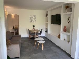 uma sala de estar com um sofá e uma mesa em Appartement avec jardin privatif em Ajaccio