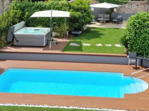 una piscina in mezzo a un cortile di Haus Hofer *** ad Andriano