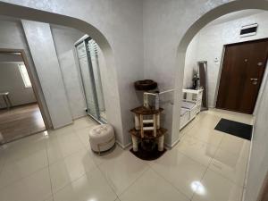Baño blanco con aseo y puerta de cristal en Apartament de Lux Splendid, en Iaşi