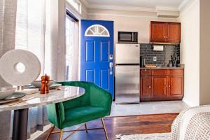 Dapur atau dapur kecil di Little Home in Little Italy Inner Harbor Studio