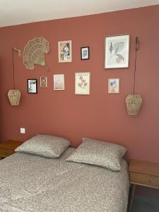 Un pat sau paturi într-o cameră la Appartement avec jardin privatif