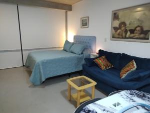 sala de estar con cama y sofá en Palermo Scent 2 en Buenos Aires