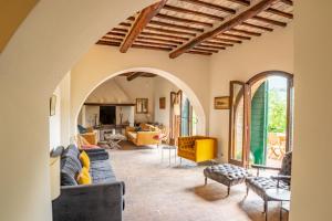 salon z kanapą i stołem w obiekcie Podere Bargnano Cetona, Sleeps 14, Pool, WiFi, Air conditioning w mieście Cetona