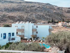 Blick auf eine Villa mit einem Berg im Hintergrund in der Unterkunft Lindos Athena in Lindos