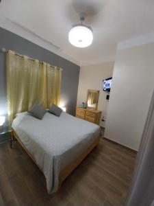 Postel nebo postele na pokoji v ubytování El Conde De Atrini