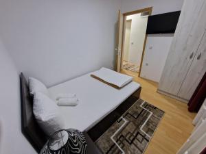 een wit bed in een kamer met een spiegel bij Vila Vlasina in Vlasina Rid