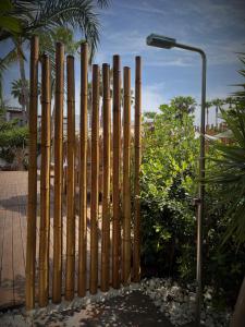 une clôture en bambou à côté d'un feu de rue dans l'établissement VILLA SERENITY 3 Luxury boutique villa, à Sant Jordi