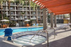 Bazén v ubytování Four Points by Sheraton Anaheim nebo v jeho okolí