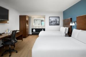 Postel nebo postele na pokoji v ubytování Four Points by Sheraton Anaheim