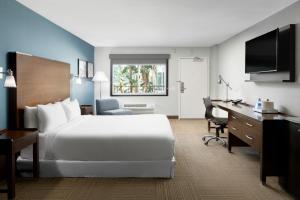 Postel nebo postele na pokoji v ubytování Four Points by Sheraton Anaheim