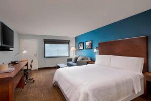 Postel nebo postele na pokoji v ubytování Four Points by Sheraton Anaheim