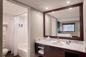 Koupelna v ubytování Four Points by Sheraton Anaheim