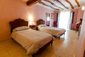 1 dormitorio con 2 camas en una habitación en Turismo Rural La Ojinegra en Alloza