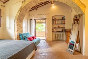 sypialnia z łóżkiem i półką na książki w obiekcie Podere Bargnano Cetona, Sleeps 12, Pool, WiFi, Air conditioning w mieście Cetona +35 zdjęć