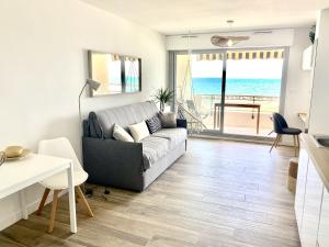 Uma área de estar em Appartement Elida vue mer