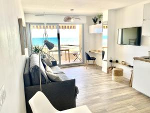 a living room with a couch and a view of the ocean at Appartement Elida vue mer in Palavas-les-Flots