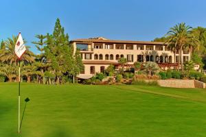 un complejo con una pelota de golf en medio de un green en Sheraton Mallorca Arabella Golf Hotel, en Palma de Mallorca