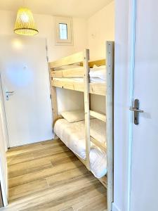 Uma cama ou camas num quarto em Appartement Elida vue mer