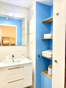 a bathroom with a sink and a mirror at Appartement Elida vue mer in Palavas-les-Flots