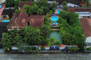 una vista aérea de una casa con piscina en Pousada Chez Soleil CibrateI Itanhaém, en Itanhaém