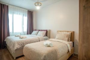 2 camas con toallas en un dormitorio en Comfortable and Central Flat Very Close to Taksim, en Estambul