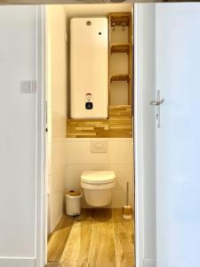 a small bathroom with a toilet and a cabinet at Appartement Elida vue mer in Palavas-les-Flots
