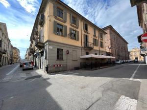 an empty street with a building on the side of the road at Monolocale in Crescentino