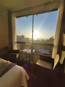 Un dormitorio con una cama y una ventana con vistas. en Hotel 251, en Viña del Mar