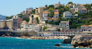 una ciudad en una colina con una playa y el océano en Marseille élégance Appartement 2 chambres Climatisé 60 m2 de confort et Proximité en Marsella