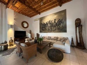 una sala de estar con sofá y una pintura en la pared en VILLA SERENITY 3 Luxury boutique villa, en Sant Jordi
